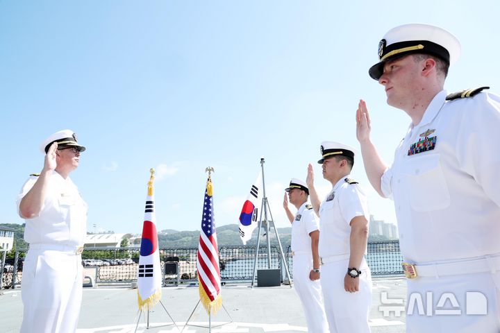 [부산=뉴시스] 하경민 기자 = 주한미해군사령부 진급식이 열린 2일 부산 남구 해군작전사령부 부산작전기지 부두에 정박 중인 신형 호위함 '경남함'(FFG-Ⅱ)에서 미 장교들이 진급 선서를 하고 있다.  대한민국 해군 함정에서 열린 미 해군 진급식은 한미 동맹 71년 역사상 이번이 최초다. 2024.08.02. yulnetphoto@newsis.com