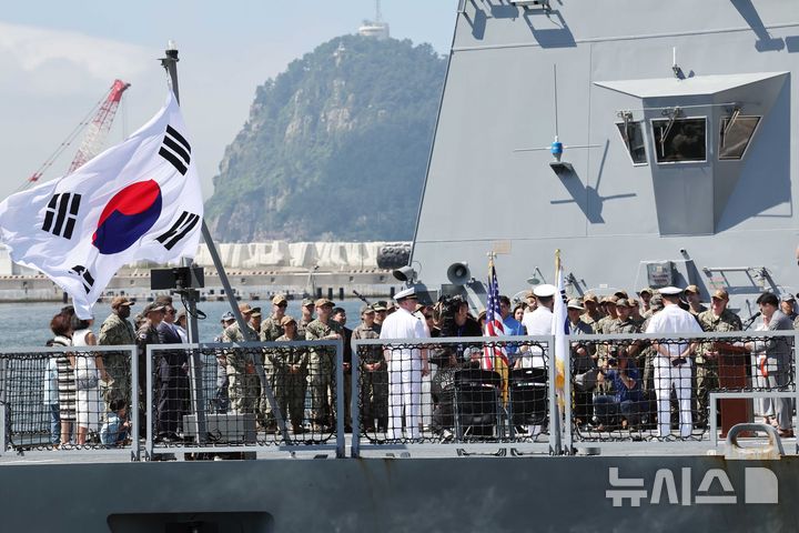 [부산=뉴시스] 하경민 기자 = 주한미해군사령부 진급식이 열린 2일 부산 남구 해군작전사령부 부산작전기지 부두에 정박 중인 신형 호위함 '경남함'(FFG-Ⅱ)에서 미 장교들이 진급 소감을 밝히고 있다. 대한민국 해군 함정에서 열린 미 해군 진급식은 한미 동맹 71년 역사상 이번이 최초다. 2024.08.02. yulnetphoto@newsis.com