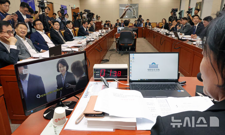 [서울=뉴시스] 조성우 기자 = 2일 오전 서울 여의도 국회에서 열린 과학기술정보방송통신위원회 전체회의에서 최민희 위원장 자리 모니터에 이정헌 더불어민주당 의원의 이진숙 방송통신위원장의 불출석 관련 의사진행 발언 자료 화면이 나오고 있다. 2024.08.02. xconfind@newsis.com