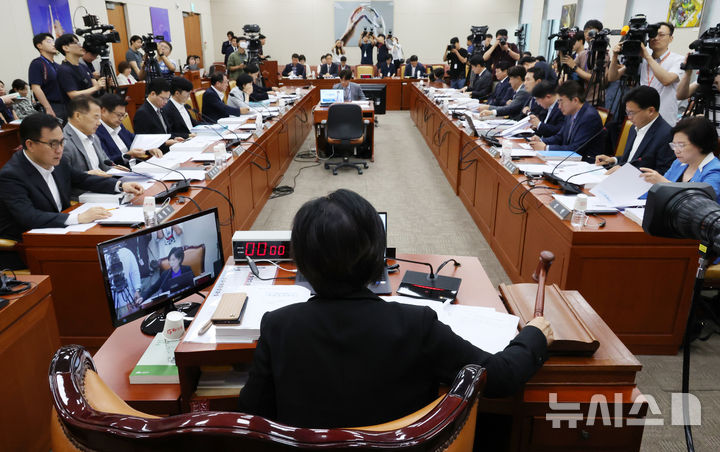 [서울=뉴시스] 조성우 기자 = 최민희 국회 과학기술정보방송통신위원회 위원장이 2일 오전 서울 여의도 국회에서 열린 과학기술정보방송통신위원회 전체회의에서 개의 선언을 하며 의사봉을 두드리고 있다. 2024.08.02. xconfind@newsis.com