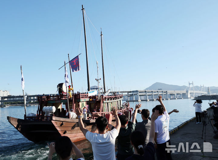 [부산=뉴시스] 하경민 기자 = 국립해양유산연구소가 2018년 복원한 조선통신사선이 31일 오전 부산 남구 용호별빛공원에서 일본을 향해 출항하고 있다.  이날 출항한 조선통신사선은 오는 8월29일까지 조선시대 한일 교류 첨병 역할을 한 조선통신사의 11차 사행 항로(부산~대마도~이키~아이노시마~시모노세키)를 재현하며, 이는 1763~1764년 계미 사행 이후 260년 만에 일본 본토에 입항하는 것이다. 2024.07.31. yulnetphoto@newsis.com