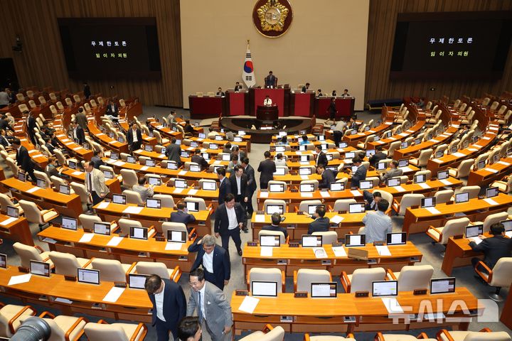 [서울=뉴시스] 조성봉 기자 = 임이자 국민의힘 의원이 2일 오후 서울 여의도 국회에서 열린 제416회(임시회) 제2차 본회의에서 노동조합 및 노동관계조정법 일부개정법률안(노란봉투법)에 대한 필리버스터(무제한토론)를 시작하자 야당 의원들이 퇴장하고 있다. 2024.08.02. suncho21@newsis.com