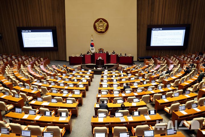 [서울=뉴시스] 조성봉 기자 = 임이자 국민의힘 의원이 2일 오후 서울 여의도 국회에서 열린 제416회(임시회) 제2차 본회의에서 노동조합 및 노동관계조정법 일부개정법률안(노란봉투법)에 대한 필리버스터(무제한토론)를 하고 있다. 2024.08.02. suncho21@newsis.com