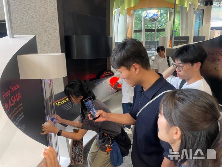 [창원=뉴시스]미국 타우슨대학교 해외연수단으로 참여한 경상남도 대학생들이 나사 핵심 연구기관인 나사 고다드우주비행센터 홍보관을 둘러보고 있다. (사진=경남도 제공)2024.08.03. photo@newsis.com