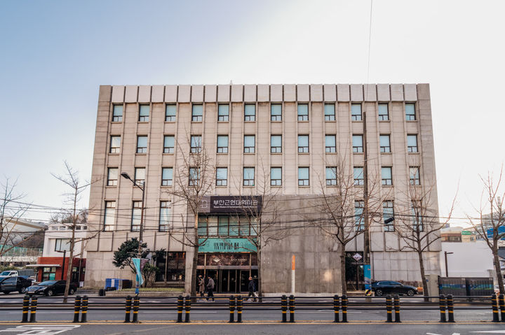 [부산=뉴시스] 부산근현대역사관 본관 건물 전경. 과거에는 한국은행 부산본부 건물로 사용됐다. (사진=부산시 제공) 2024.08.03. photo@newsis.com *재판매 및 DB 금지