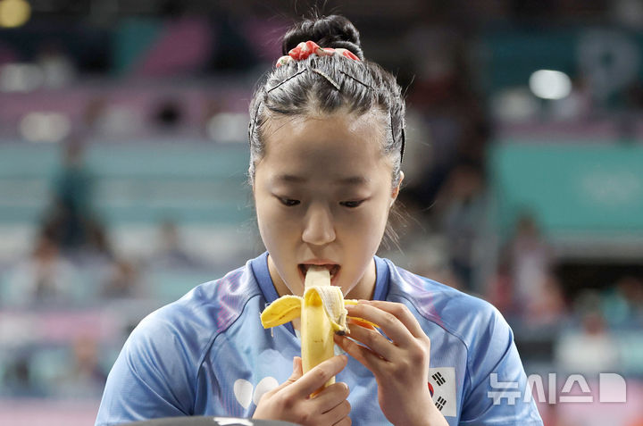 [파리=뉴시스] 김진아 기자 = 신유빈이 3일(현지시각) 프랑스 파리 사우스 파리 아레나4에서 열린 2024 파리 올림픽 탁구 여자 단식 동메달 결정전에 앞서 바나나를 먹고 있다. 2024.08.03. bluesoda@newsis.com