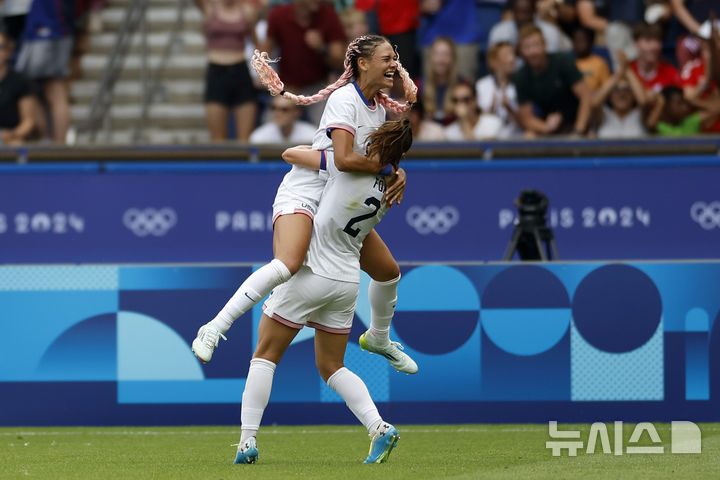 [파리=AP/뉴시스] 2024 파리 올림픽 여자 축구 8강에서 결승골을 터뜨린 미국의 트리니티 로드먼(왼쪽). 2024. 8. 3.