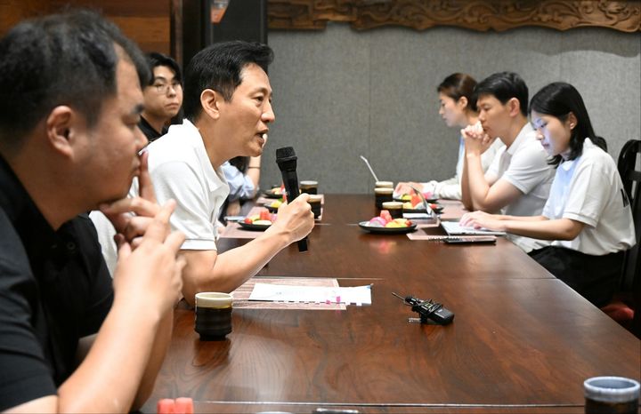 [베이징(중국)=뉴시스]오세훈 서울시장이 7월 31일 저녁 중국 베이징에서 출장 동행기자들과 간담회를 갖고 있다. 2024.08.05. (사진=서울시 제공) *재판매 및 DB 금지