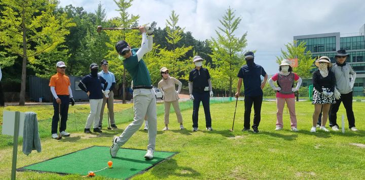 하계 방학을 맞은 대구경북 초중등 교원들이 영진전문대 파크골프경영과가 개설한 파크골프 직무연수에 참가하고 있다. *재판매 및 DB 금지