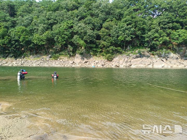 [괴산=뉴시스] 4일 오후 충북 괴산군 청천면 운교리 한 하천에서 50대 남성이 물에 빠져 숨지는 사고가 발생했다. (사진= 괴산소방서 제공) 2024.08.04. photo@newsis.com *재판매 및 DB 금지