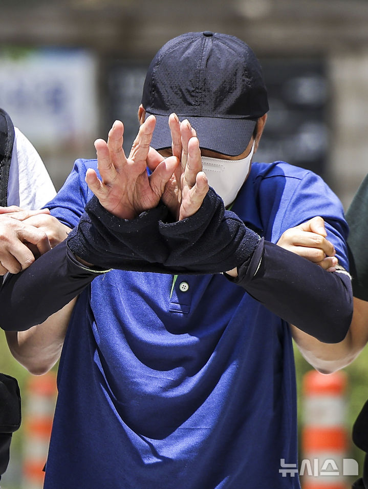 [서울=뉴시스] 정병혁 기자 = 서울 숭례문 인근 지하보도에서 청소 노동자를 흉기로 살해한 70대 남성 A씨가 4일 서울 서초구 서울중앙지방법원에서 열린 영장실질심사(구속 전 피의자 심문)에 출석하며 손으로 얼굴을 가리고 있다. 2024.08.04. jhope@newsis.com