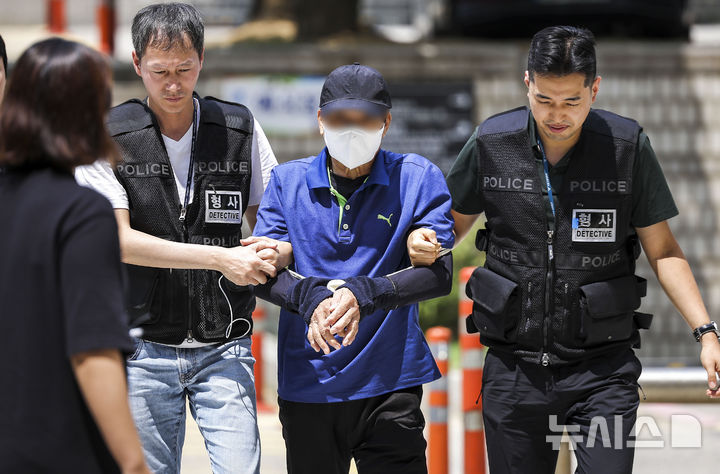 [서울=뉴시스] 정병혁 기자 = 서울 숭례문 인근 지하보도에서 청소 노동자를 흉기로 살해한 70대 남성 A씨가 4일 서울 서초구 서울중앙지방법원에서 열린 영장실질심사(구속 전 피의자 심문)에 출석하고 있다. 2024.08.04. jhope@newsis.com