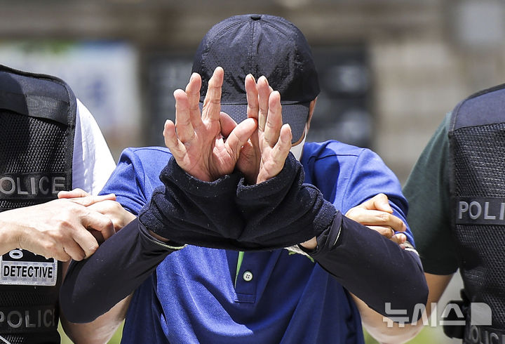 [서울=뉴시스] 정병혁 기자 = 서울 숭례문 인근 지하보도에서 청소 노동자를 흉기로 살해한 70대 남성 A씨가 4일 서울 서초구 서울중앙지방법원에서 열린 영장실질심사(구속 전 피의자 심문)에 출석하며 손으로 얼굴을 가리고 있다. 2024.08.04. jhope@newsis.com