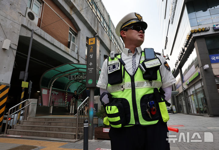 [서울=뉴시스] 이영환 기자 = 따릉이 폭주 연맹(따폭연)이 서울 시내에 집결을 예고한 4일 오후 서울 성동구 성수역 일대에서 경찰들이 사고 예방과 시민 안전확보를 위한 현장 단속을 하고 있다. 2024.08.04. 20hwan@newsis.com