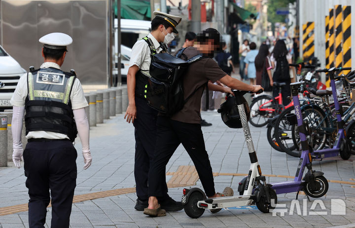 [서울=뉴시스] 이영환 기자 = 따릉이 폭주 연맹(따폭연)이 서울 시내에 집결을 예고한 4일 오후 서울 성동구 성수역 일대에서 경찰들이 사고 예방과 시민 안전확보를 위한 현장 단속을 하고 있다. 2024.08.04. 20hwan@newsis.com