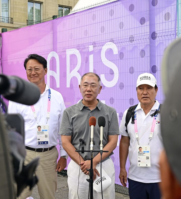 [서울=뉴시스] 정의선 현대자동차그룹 회장이 4일(현지시간) 열린 올림픽 양궁 남자 개인전 이후 인터뷰하는 모습(사진=대한양궁협회) 2024.8.5 photo@newsis.com *재판매 및 DB 금지