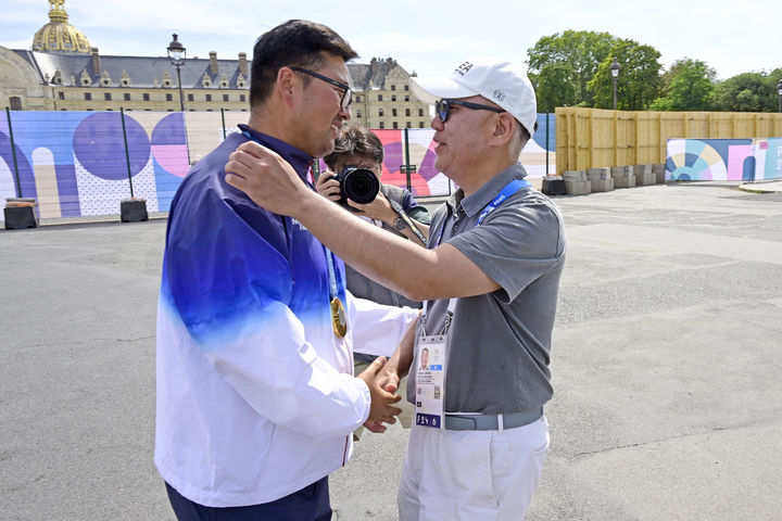 [서울=뉴시스] 정의선 현대차그룹 회장이 지난 4일(현지시간) 파리 올림픽 양궁 3관왕에 오른 김우진을 축하하고 있다. (사진=대한양궁협회) 2024.08.05 photo@newsis.com *재판매 및 DB 금지 *재판매 및 DB 금지