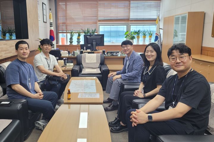 [대구=뉴시스] 대구 성서경찰서는 비행청소년의 재비행을 예방하기 위해 학교전담경찰관, 소년전담 보호관찰관 등 관계 기관과 간담회를 하고 있다. (사진=대구 성서경찰서 제공) 2024.08.05. photo@newsis.com *재판매 및 DB 금지