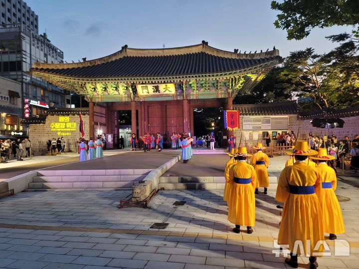 [서울=뉴시스]2023년 밤의 수문장.