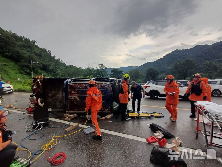 [괴산=뉴시스] 5일 오후 6시께 괴산군 사리면 화산리 한 도로에서 1ｔ화물차가 우측으로 전도됐다. (사진= 괴산소방서 제공) 2024.08.05. photo@newsis.com *재판매 및 DB 금지