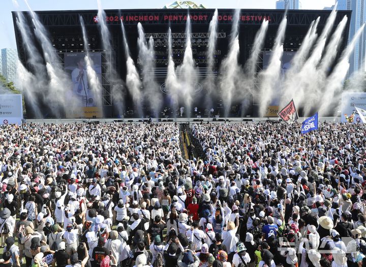 [인천=뉴시스] 김동영 기자 = 4일 오후 인천 연수구 송도달빛축제공원에서 열린 '2024 인천펜타포트 락 페스티벌'에서 일렉트로닉 듀오 글렌체크(Glen Check)의 공연에 팬들이 열광하고 있다. 2024.08.04. dy0121@newsis.com