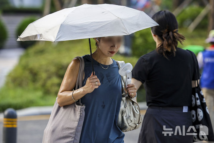 [서울=뉴시스] 정병혁 기자 = 덥고 습한 날씨가 이어진 지난 5일 서울 종로구 세종대로에서 얇은 옷차림을 한 시민들이 이동하고 있다. 2024.08.05. jhope@newsis.com