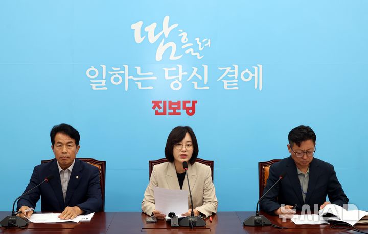 [서울=뉴시스] 조성봉 기자 = 김재연 진보당 상임대표가 5일 오전 서울 여의도 국회에서 열린 진보당 제8차 대표단회의에서 발언을 하고 있다. 2024.08.05. suncho21@newsis.com