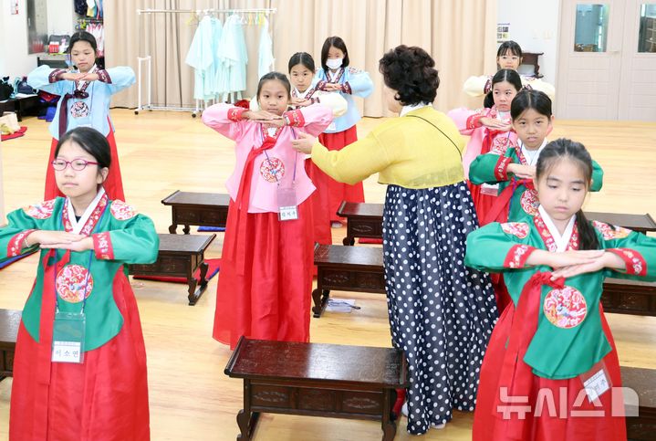 [부산=뉴시스] 하경민 기자 = 초등학생 여름방학 전통문화 체험교실이 열린 5일 부산 동래구 충렬사 안락서원 교육회관에서 초등학생들이 한복을 입은 채 전통예절을 배우고 있다. 9일까지 열리는 이번 전통문화 체험교실에는 동래교육지원청 산하 초등학교 4~6학년 학생 40여 명이 참가한 가운데 인성교육, 서당체험, 성역지 탐방, 민속놀이 등을 진행한다. 2024.08.05. yulnetphoto@newsis.com