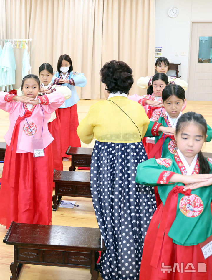 [부산=뉴시스] 하경민 기자 = 초등학생 여름방학 전통문화 체험교실이 열린 5일 부산 동래구 충렬사 안락서원 교육회관에서 초등학생들이 한복을 입은 채 전통예절을 배우고 있다. 9일까지 열리는 이번 전통문화 체험교실에는 동래교육지원청 산하 초등학교 4~6학년 학생 40여 명이 참가한 가운데 인성교육, 서당체험, 성역지 탐방, 민속놀이 등을 진행한다. 2024.08.05. yulnetphoto@newsis.com