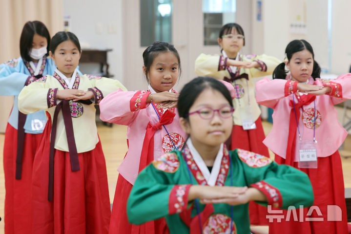 [부산=뉴시스] 하경민 기자 = 초등학생 여름방학 전통문화 체험교실이 열린 5일 부산 동래구 충렬사 안락서원 교육회관에서 초등학생들이 한복을 입은 채 전통예절을 배우고 있다. 9일까지 열리는 이번 전통문화 체험교실에는 동래교육지원청 산하 초등학교 4~6학년 학생 40여 명이 참가한 가운데 인성교육, 서당체험, 성역지 탐방, 민속놀이 등을 진행한다. 2024.08.05. yulnetphoto@newsis.com