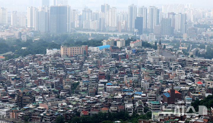 [서울=뉴시스] 추상철 기자 = 지난 8월5일 오후 서울 용산구 남산에서 빌라가 보이고 있다. 2024.08.05. scchoo@newsis.com