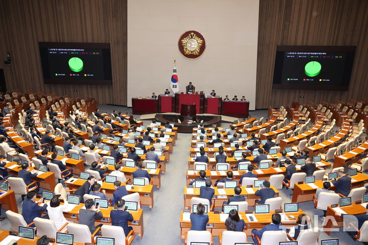 [서울=뉴시스] 고승민 기자 = 5일 서울 여의도 국회에서 열린 제417회국회(임시회) 제1차 본회의에서 노동조합 및 노동관계조정법 일부개정법률안(노란봉투법)이 재적300인 중 재석 179인, 찬성 177인, 반대 2인으로 가결되고 있다. 2024.08.05. kkssmm99@newsis.com