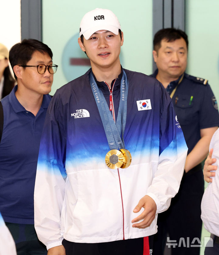 [인천공항=뉴시스] 추상철 기자 = 파리 올림픽 펜싱 대표팀 오상욱이 5일 오후 인천국제공항 제1터미널을 통해 귀국하고 있다. 2024.08.05. scchoo@newsis.com