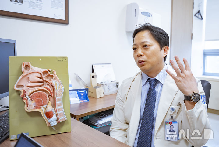 [서울=뉴시스] 정병혁 기자 = 김상연 가톨릭대학교 서울성모병원 두경부암센터 교수가 5일 서울 서초구 서울성모병원에서 뉴시스와 인터뷰를 하고 있다. 2024.08.05. jhope@newsis.com