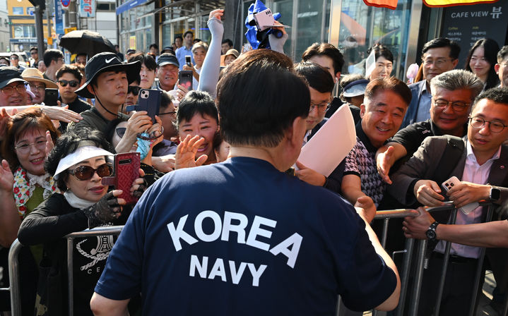 [서울=뉴시스] 조수정 기자 = 윤석열 대통령이 휴가 첫날인 5일 경남 통영중앙시장을 방문, 시민 및 상인들과 인사나누고 있다. (사진=대통령실 제공) 2024.08.05. photo@newsis.com *재판매 및 DB 금지