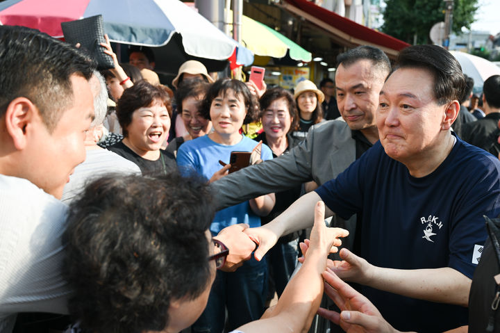 [서울=뉴시스] 조수정 기자 = 윤석열 대통령이 휴가 첫날인 5일 경남 통영중앙시장을 방문, 시민 및 상인 등과 인사나누고 있다. (사진=대통령실 제공) 2024.08.05. photo@newsis.com *재판매 및 DB 금지