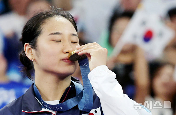 안세영 "부상 외면 협회에 실망…계속 가기 힘들 수도"…金 목에 걸고 작심 발언 