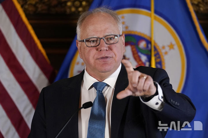 FILE - Minnesota Gov. Tim Walz speaks to the media, Nov. 9, 2022, in St. Paul, Minn. Minnesota. (AP Photo/Abbie Parr, File)[세인트폴=AP/뉴시스]6일(현지시각) 미국 민주당 대선 부통령 후보로 발표된 팀 월즈 미네소타 주지사가 2022년 11월9일 미네소타주 세인트폴에서 열린 기자간담회에서 발언하고 있다. 2024.08.07.