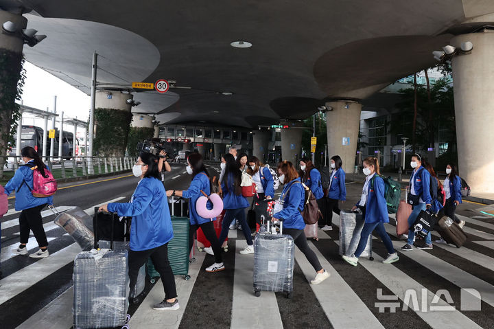 [인천공항=뉴시스] 공항사진기자단 = 외국인 가사관리사 시범사업에 참여하는 필리핀인 가사관리사들이 지난 6일 오전 인천국제공항을 통해 입국해 버스로 이동하고 있다. 2024.08.06. photo@newsis.com