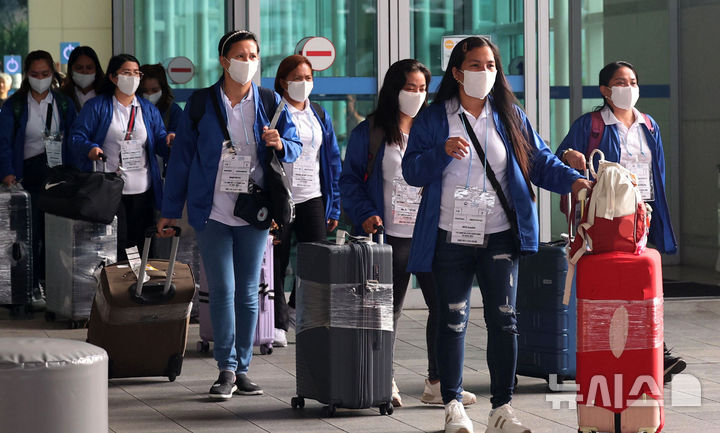 [인천공항=뉴시스] 공항사진기자단 = 외국인 가사관리사 시범사업에 참여하는 필리핀인 가사관리사들이 6일 오전 인천국제공항을 통해 입국해 버스로 이동하고 있다. 2024.08.06. photo@newsis.com