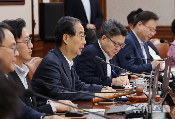 [서울=뉴시스] 김명원 기자 = 한덕수 국무총리이 6일 오전 서울 종로구 정부서울청사에서 열린 국무회의에 참석해 발언하고 있다. 2024.08.06. kmx1105@newsis.com