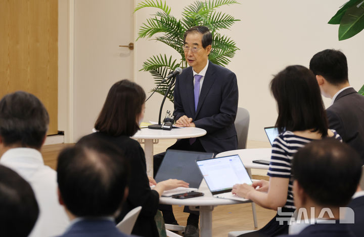 [서울=뉴시스] 김명원 기자 = 한덕수 국무총리가 6일 서울 종로구 정부서울청사 별관에서 출입기자단 백브리핑에 참석해 발언하고 있다. 2024.08.06. kmx1105@newsis.com