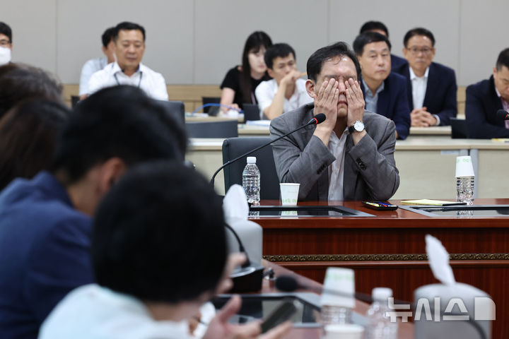 [과천=뉴시스] 김금보 기자 = 김태규 방송통신위원회 위원장 직무대행이 6일 오후 경기도 과천시 정부과천청사 방송통신위원회에서 열린 더불어민주당 소속 과학기술정보방송통신위원회 위원들의 'KBS 이사 및 방문진 이사 선임 과정 불법성 검증'에서 마른세수를 하고 있다. 2024.08.06. kgb@newsis.com