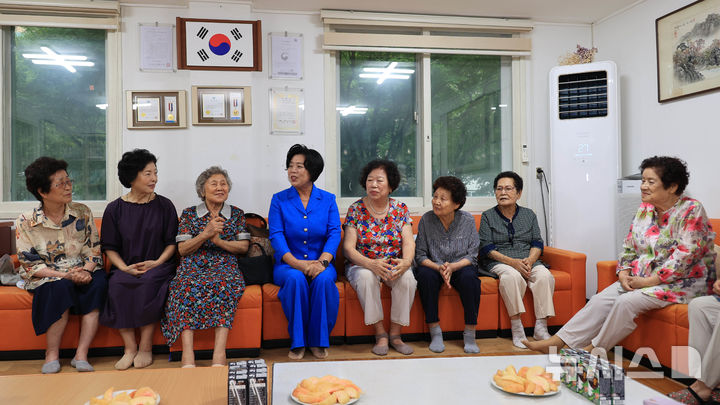 [과천=뉴시스] 신계용 시장(파랑색 옷)이 경로당을 찾아 어르신들과 대화를 하는 등 여름철 건강을 살피고 있다. (사진=과천시 제공). 2024.08.07. photo@newsis.com 