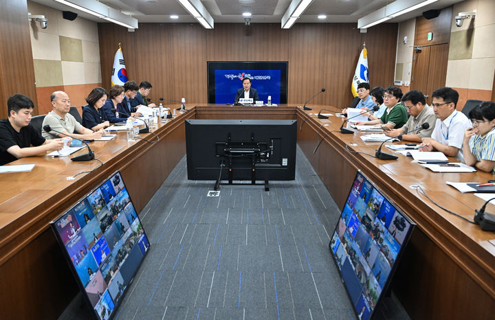 [안동=뉴시스] 7일 경북도청에서 김학홍 행정부지사 주재로 저출생 극복 사업의 신속한 추진을 위한 시군 부단체장과의 영상회의가 열리고 있다. (사진=경북도 제공) 2024.08.07 *재판매 및 DB 금지