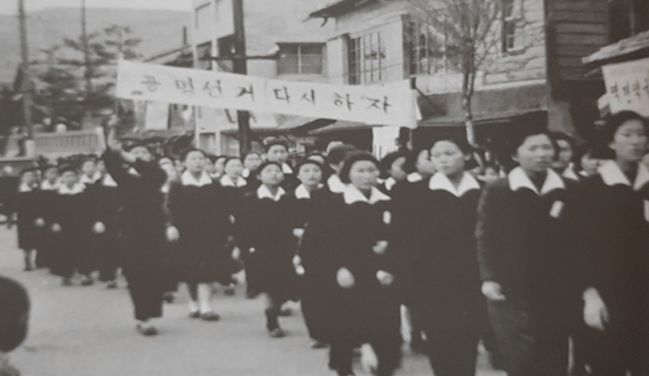 [서울=뉴시스] 이승만 자유당 정권의 부정선거와 권위주의 통치에 항거했던 옛 마산간호고등학교 학생을 비롯한 시위 참여자 9명이 국가로부터 진실규명 결정을 받았다. 사진은 1960년 4월12일 거리 행진 중인 마산간호고등기술학교 시위대 모습. (사진=진실·화해를위한과거사정리위원회 제공) 2024.08.07. photo@newsis.com *재판매 및 DB 금지