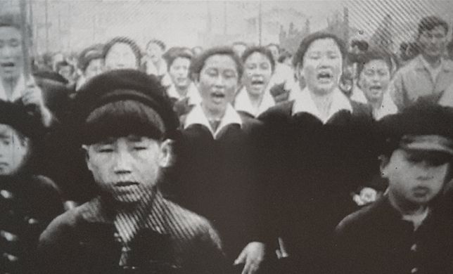 [서울=뉴시스] 1960년 4월12일 시내 중심가를 지나며 시위 중인 마산간호고등기술학교 학생들 (사진=진실·화해를위한과거사정리위원회 제공) 2024.08.07. photo@newsis.com *재판매 및 DB 금지