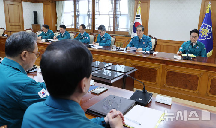 [서울=뉴시스] 김명원 기자 = 한덕수 국무총리가 7일 오전 서울 종로구 정부서울청사에서 열린 의사집단행동 대응 중앙재난안전대책본부(중대본) 회의에 참석해 발언하고 있다. 2024.08.07. kmx1105@newsis.com