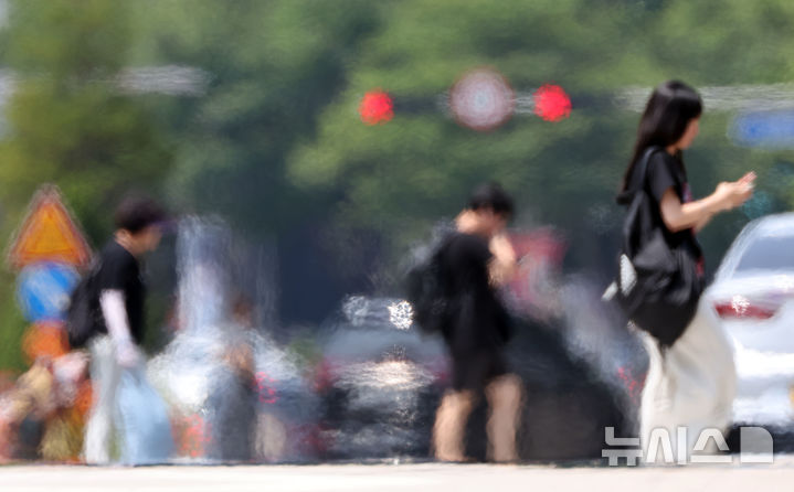 [부산=뉴시스] 하경민 기자 = 부산 전 지역에 폭염경보가 발효 중인 7일 해운대구의 한 도로에서 아지랑이가 피어 오르고 있다. 2024.08.07. yulnetphoto@newsis.com