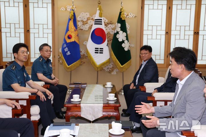 [군포=뉴시스] 하은호 군포시장 (사진 오른쪽 첫 번째)이 김봉식 경기남부경찰청장을 만나 ‘대야파출소 폐지’반대 의사를 전달하고 있다. (사진=군포시 제공). 2024.08.08. photo@newsis.com *재판매 및 DB 금지 